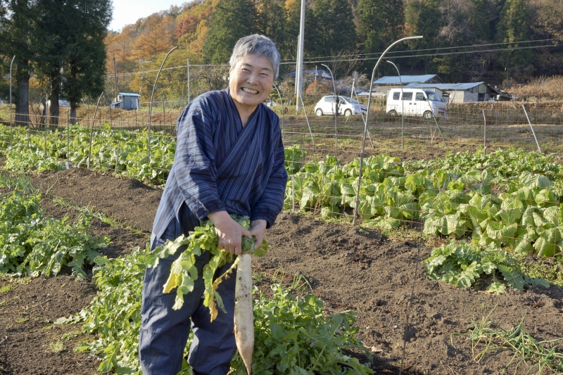 自慢の畑で農作業する岡さんの画像