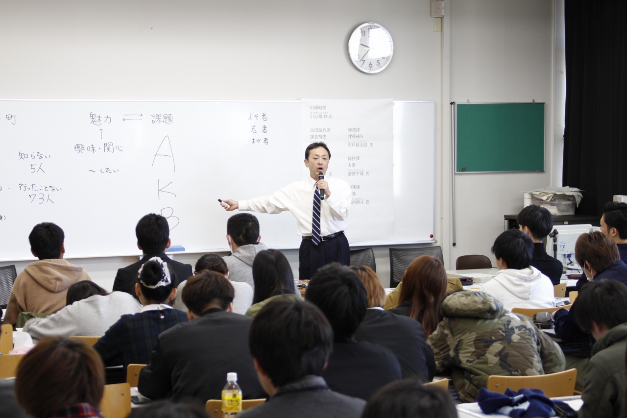 講義中の小山町長