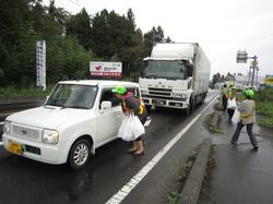 秋の交通安全運動、車に呼びかけている様子