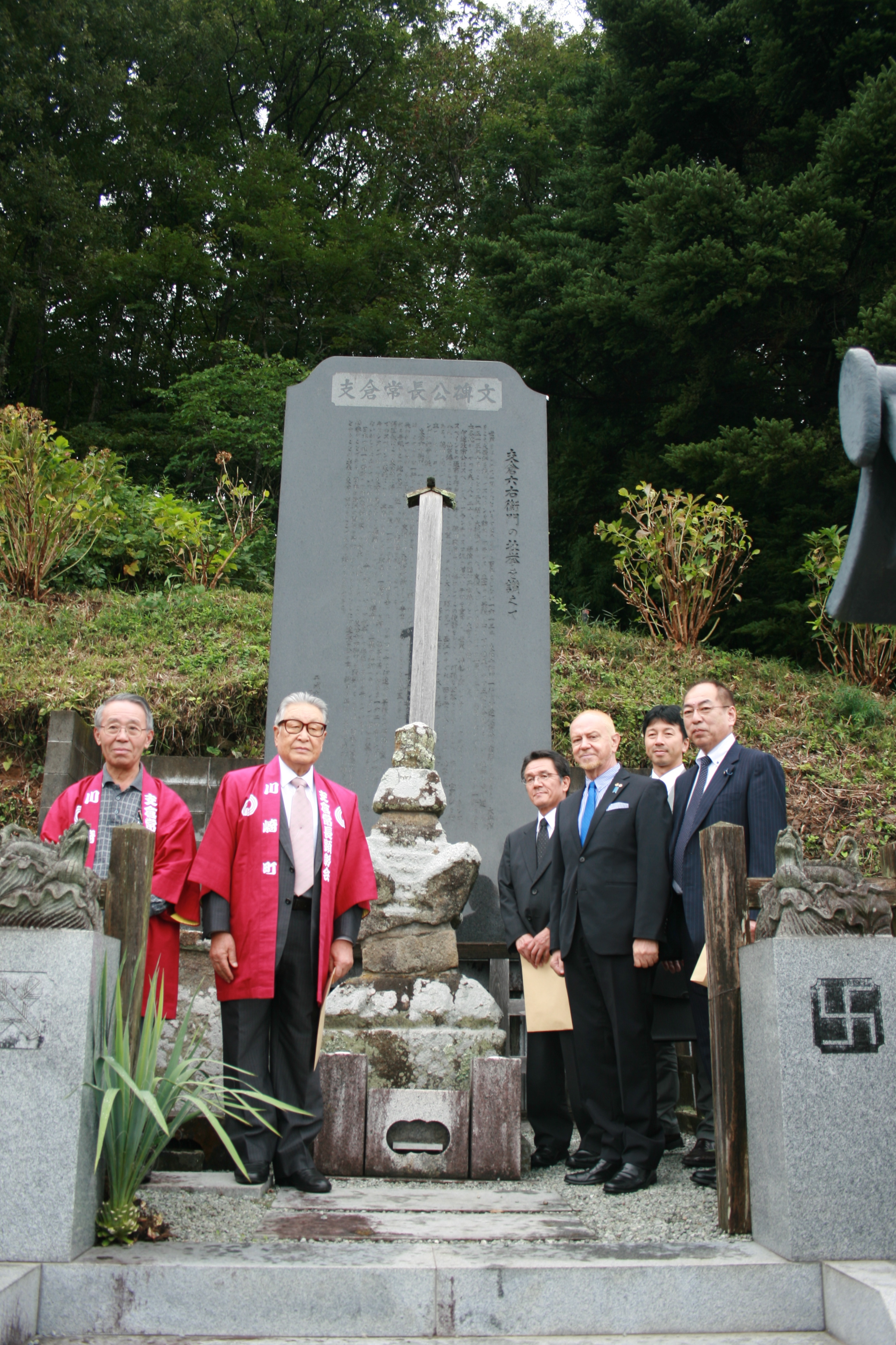 ​支倉常長の墓所を参拝​し墓所の前で集合写真