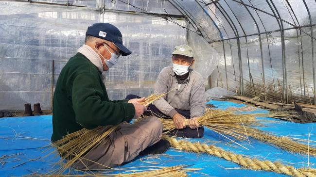 しめ縄の匠・追木今朝善さんと石井満裕さんの写真