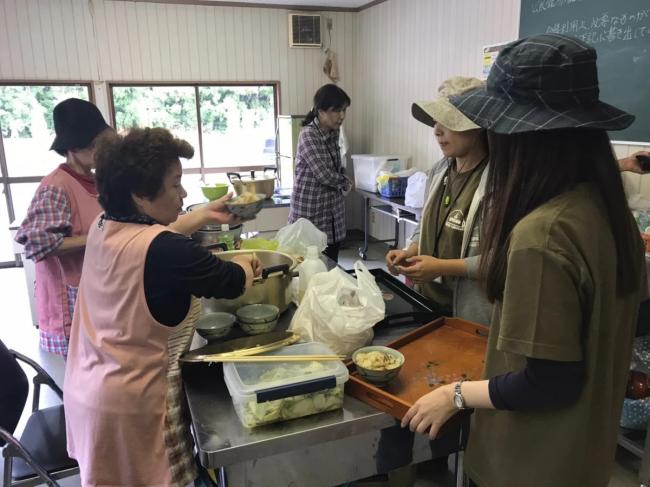 地場産野菜を使った里山ランチの調理の様子