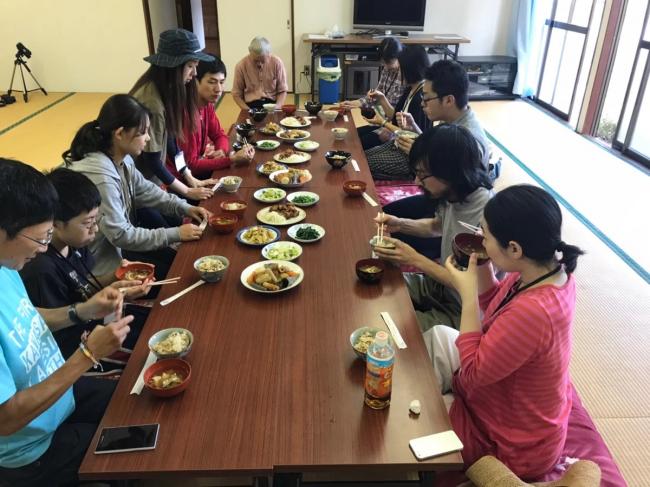 里山ランチを食べている写真